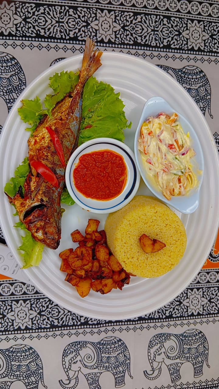 Bar braisé avec accompagnements