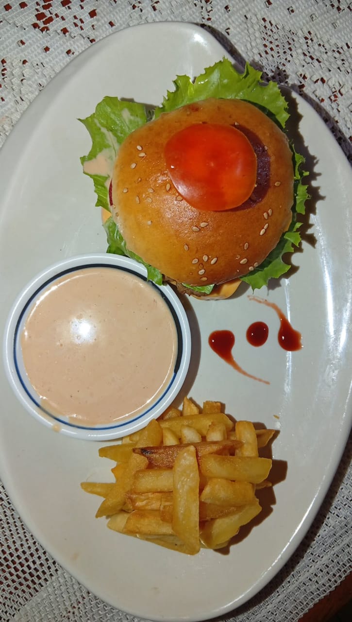 Burger spécial avec frites