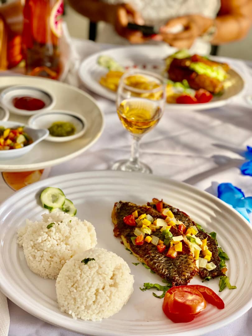 Table dressée avec poisson grillé, riz et verre de vin chez El Cuisine by B&B