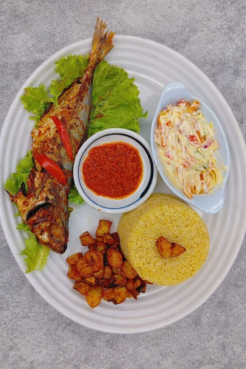 Bar braisé avec attiéké et sauce