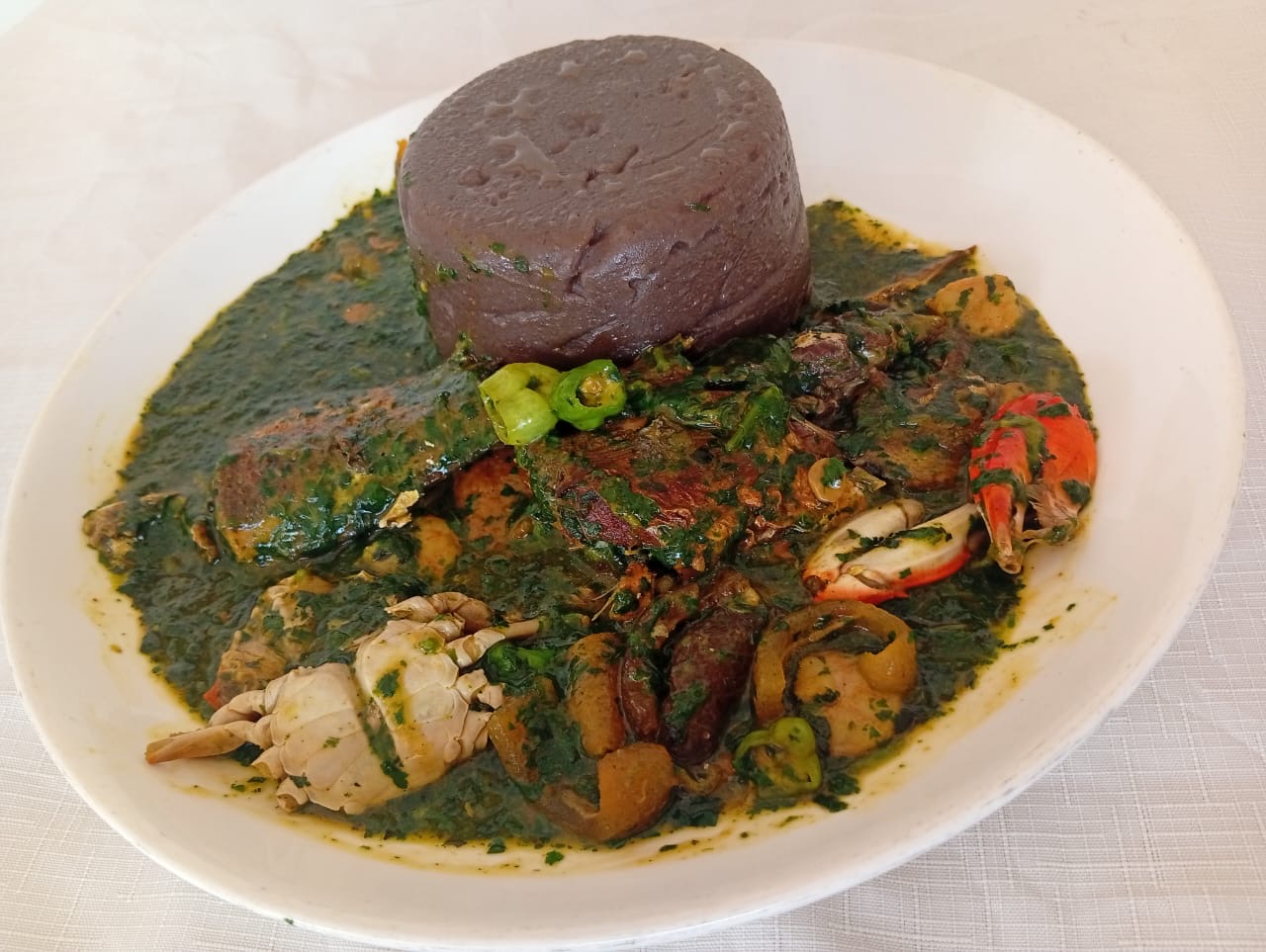 Pâte noire avec légumes et fruits de mer