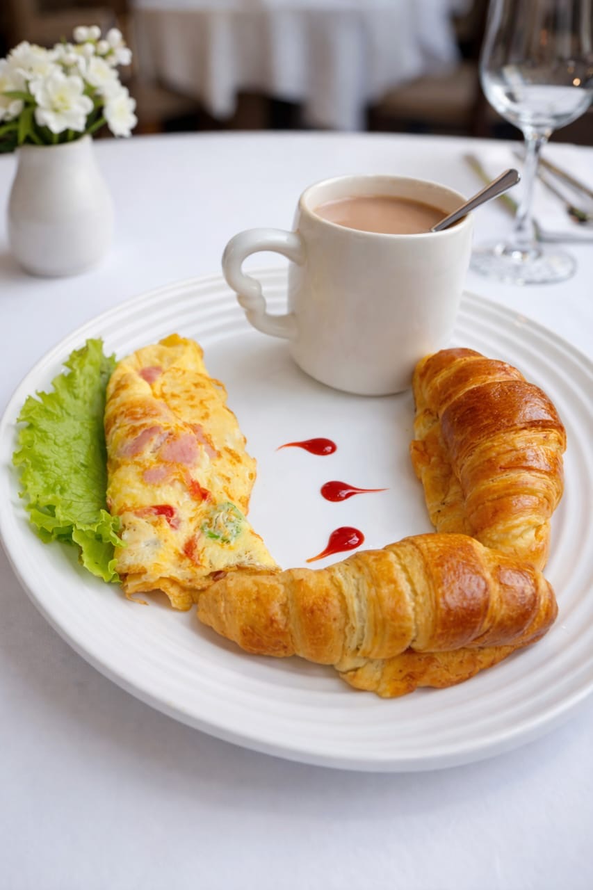 Omelette jambon fromage avec croissant et thé
